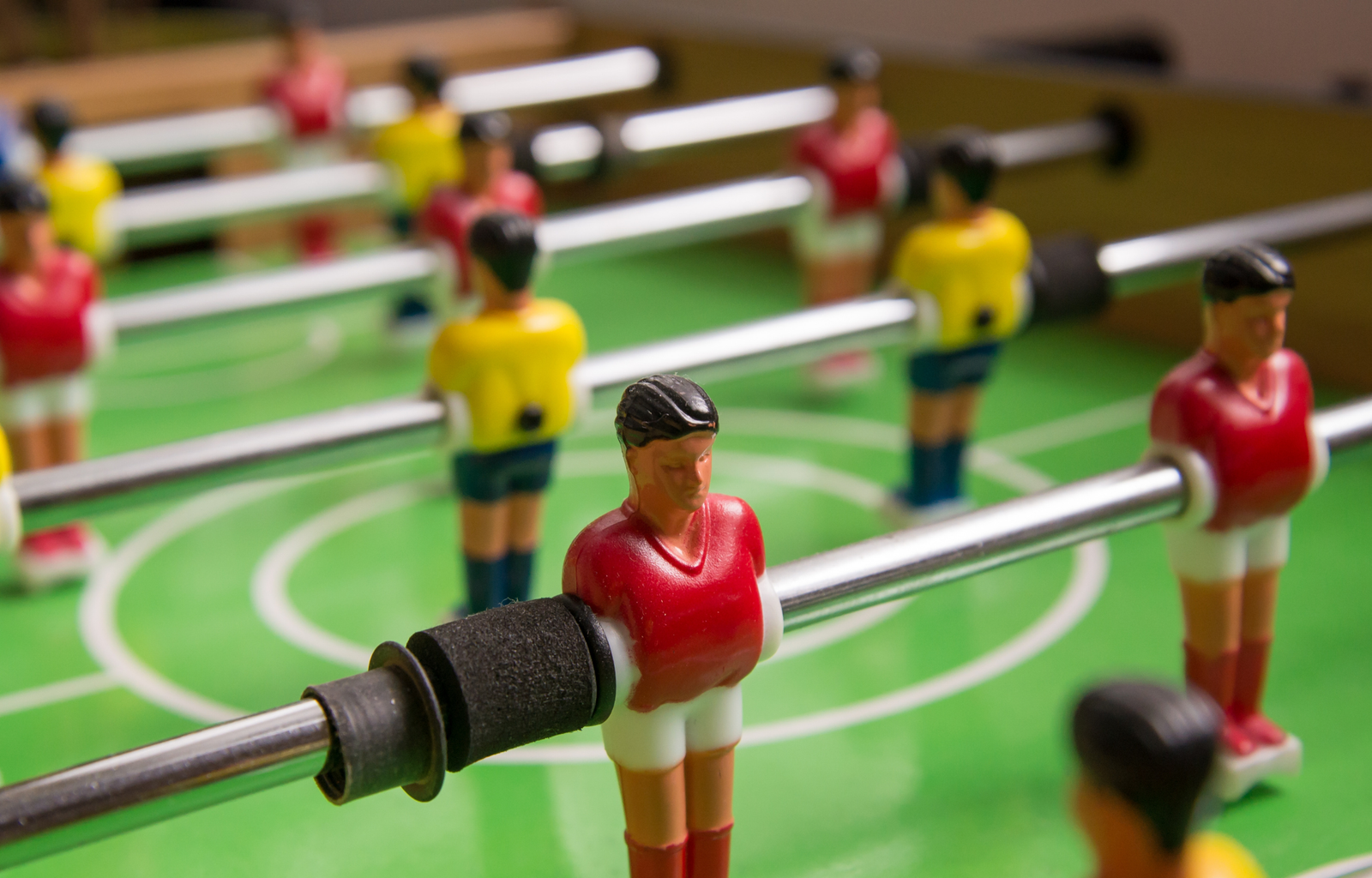 Jugadores de futbolito sobre el campo de juego